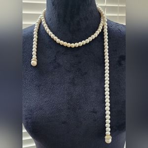 Rope style retro faux necklace.